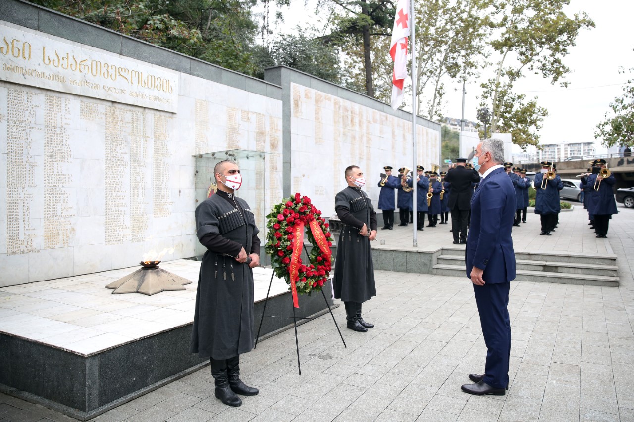 Đukanović položio vijenac na Trgu heroja