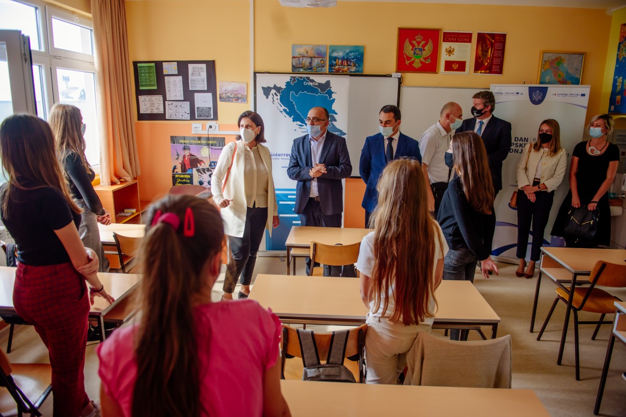 Osnovnoj školi Mrkojevići uručena donacija IT opreme i muzičkog kabineta