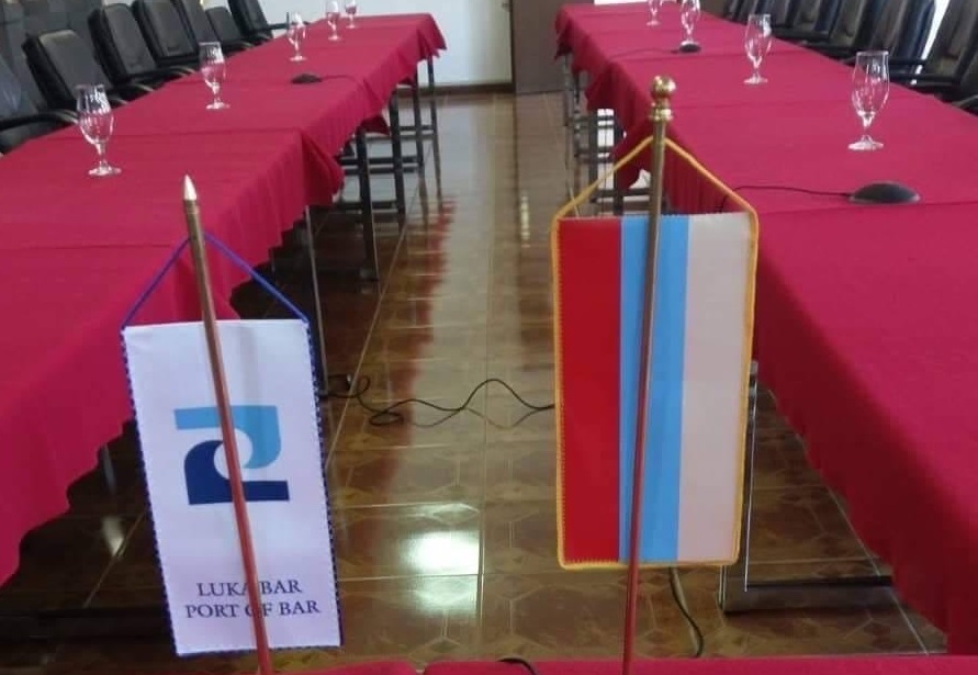 Luka Bar goste dočekuje uz trobojku
