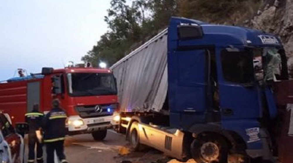 Kamion izletio sa puta, jedna osoba povrijeđana