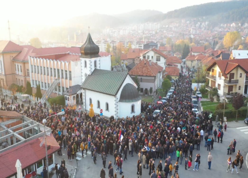 Lipa na kojoj su vješali Srbe miriše na tamjan: U Pljevljima održna litija bez poštovanja mjera