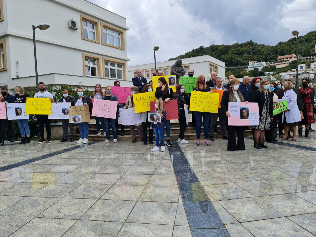 Protestni skup u Ulcinju zbog ubistva Šejle Bakije: Tražimo odgovornost institucija i maksimalnu kaznu za ubicu