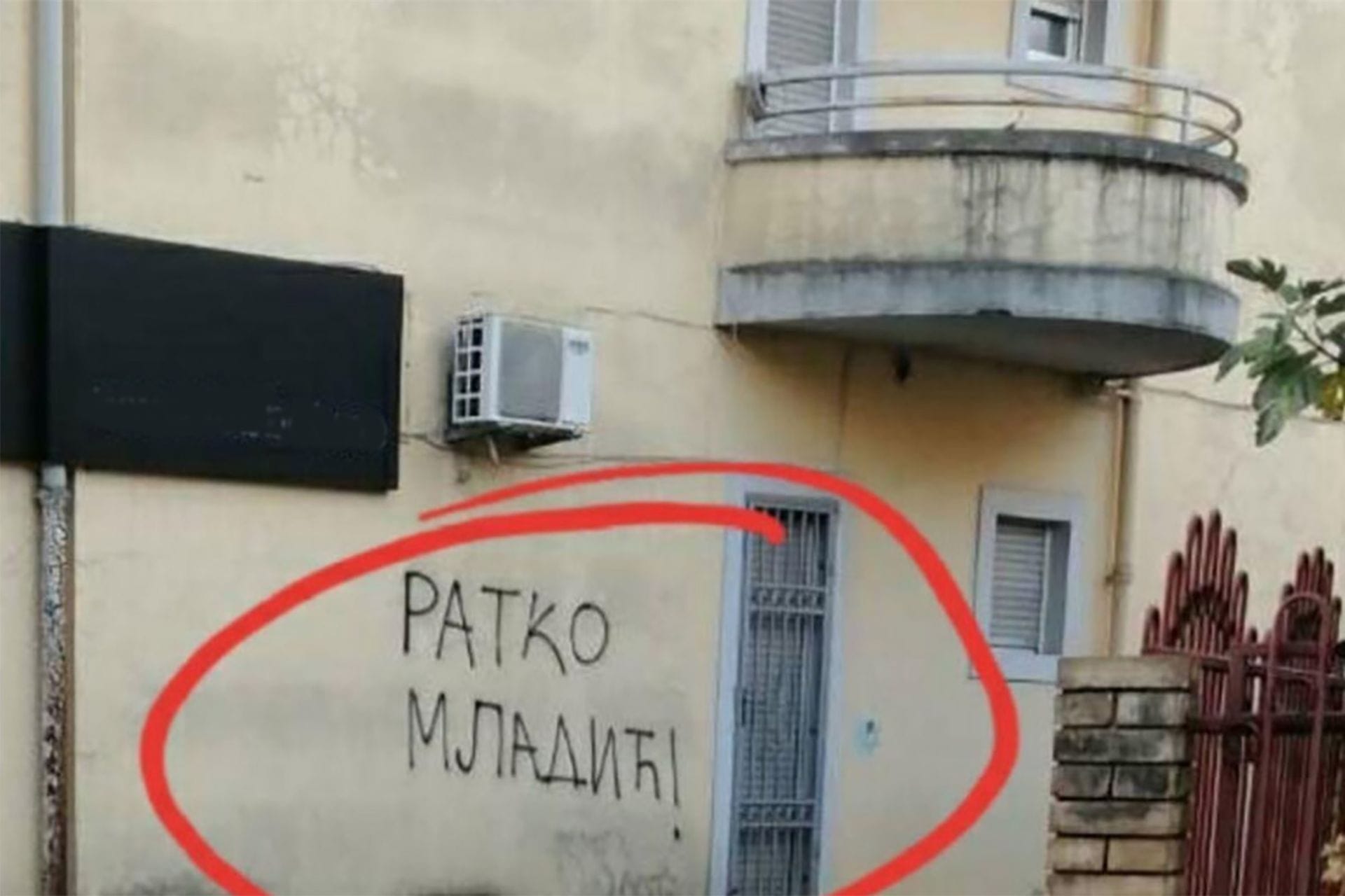 U podgoričkom naselju osvanuo grafit “Ratko Mladić”