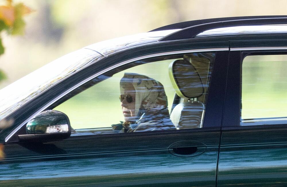 KRALJICA ELIZABETA VOZI JAGUARA (FOTO)