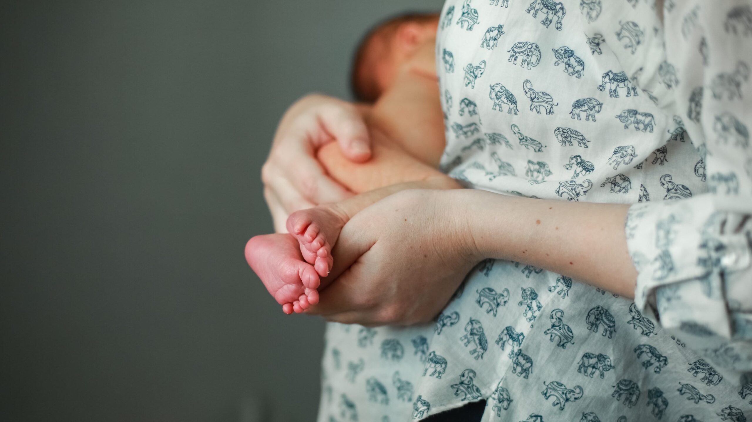 Kovid pozitivne majke da doje bebe, jer je korist veća od rizika