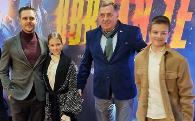 Dodik sa unucima na premijeri “Južnog vetra”