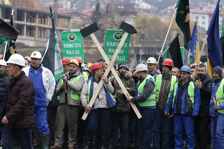 BiH: Rudari ostaju ispred Vlade i tokom noći