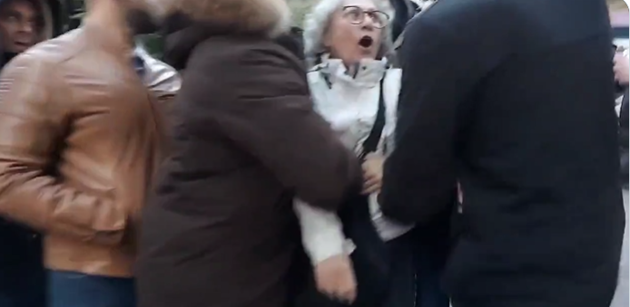 VIDEO:”Na ženu ste nasrnuli, frajeri” ovo je snimak privođenja Ćorović