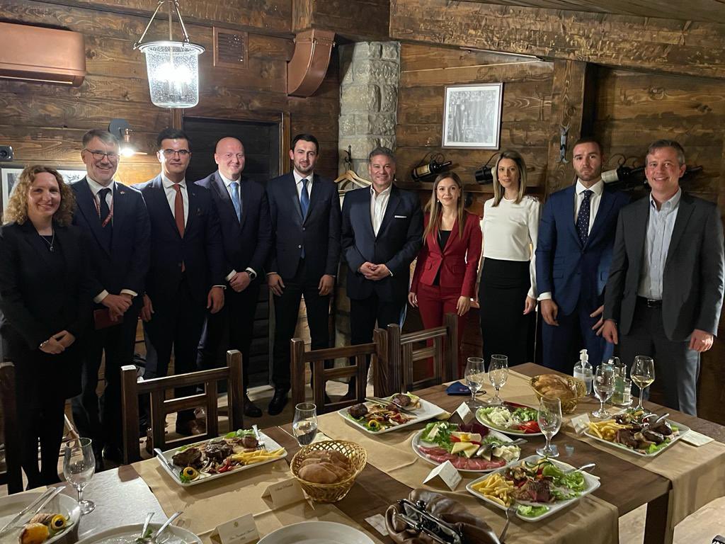 Eskobar sa predstavnicima partija: Građanski angažman mladih ključan za razvoj snažne, inkluzivne demokratije