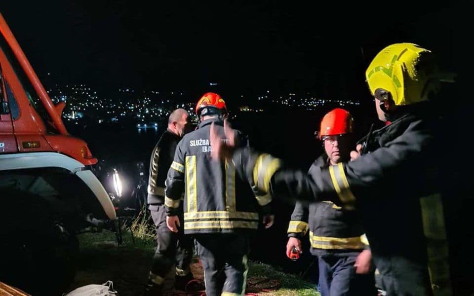 Vatrogasci izvukli muškarca iz provalije, auto bio signal da nešto nije u redu