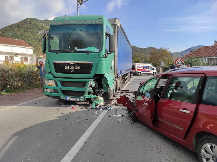 Saobraćajna nezgoda u Kotoru, žena prebačena u bolnicu