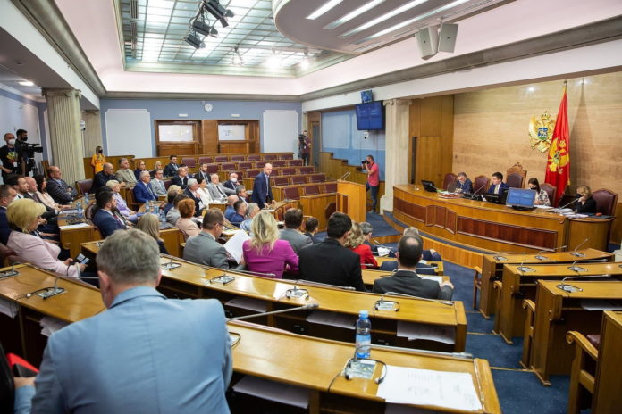 Opozicija traži da Vlada povuče budžet, sjednica prekinuta – DF traži da se Spajić vrati u Skupštinu