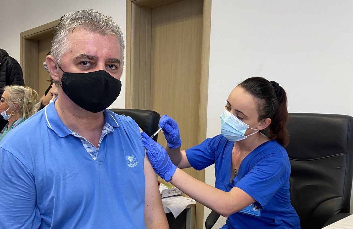 MINISTARSTVO ZDRAVLJA obavijestilo da je poslanik DF Dragan Bojović čekao u redu da primi vakcinu