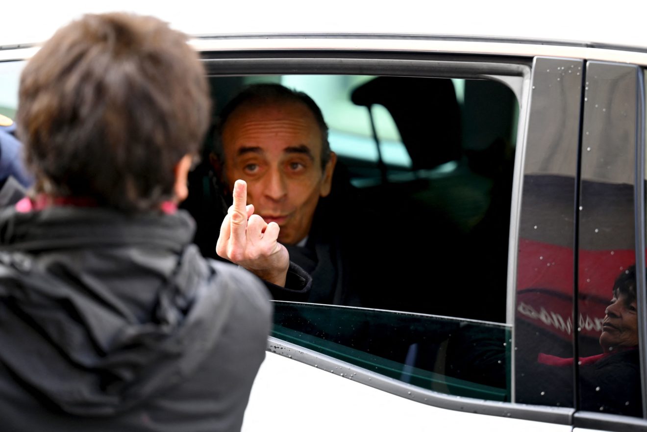 Skandal u Francuskoj: Kandidat za predsjednika Zemmour pokazao srednji prst nepoznatoj ženi