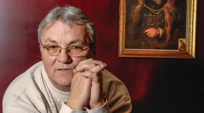 Naš poznati pjevač Zoran Kalezić teško bolestan, insistirao je da se liječi u Crnoj Gori