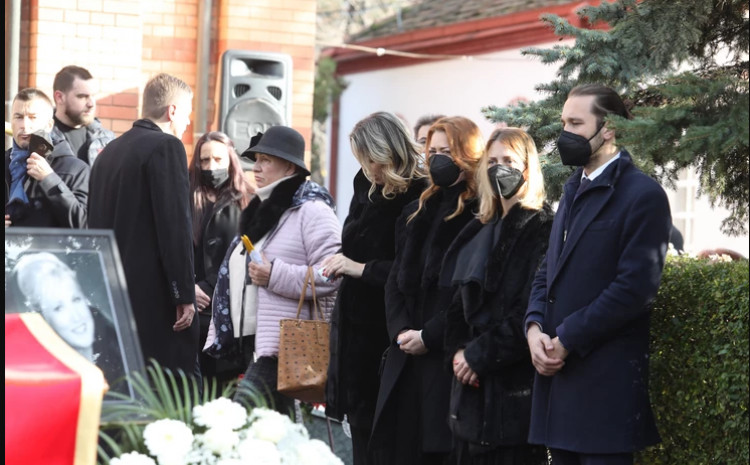 Merima Njegomir sahranjena uz pjesmu “Zbog tebe plačem”, ispratile je brojne kolege