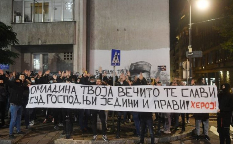 Grupa mladića večeras u Beogradu čuva mural Mladića: Pjevaju „Srpski heroj“…