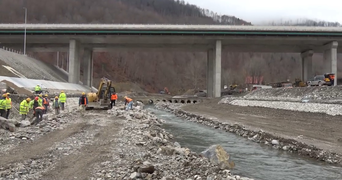 VIDEO: Radnici na autoputu uređuju područje oko Tare i dovode u red prije kiša