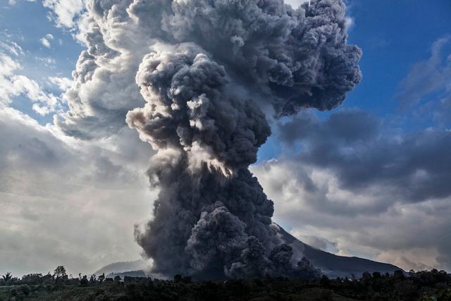 Indonezija: U erupciji vulkana 13 stradalih, sela prekrivena pepelom