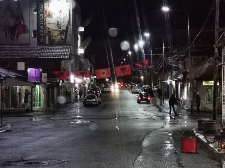 Zastave Albanije i OVK u sjevernoj Mitrovici