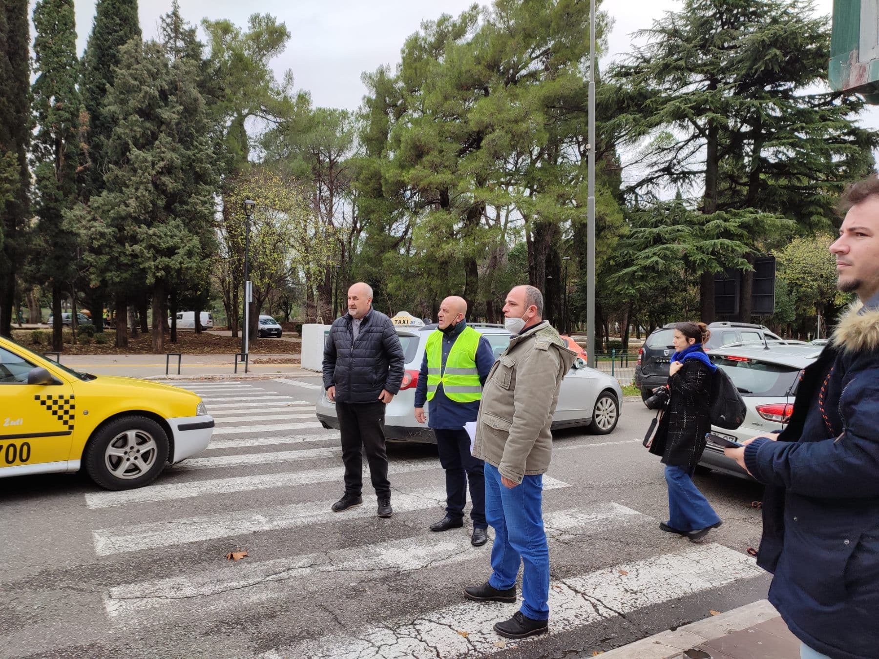 FOTO i VIDEO: Taksisti stigli ispred Vlade, predali zahtjeve Ministarstvu finansija