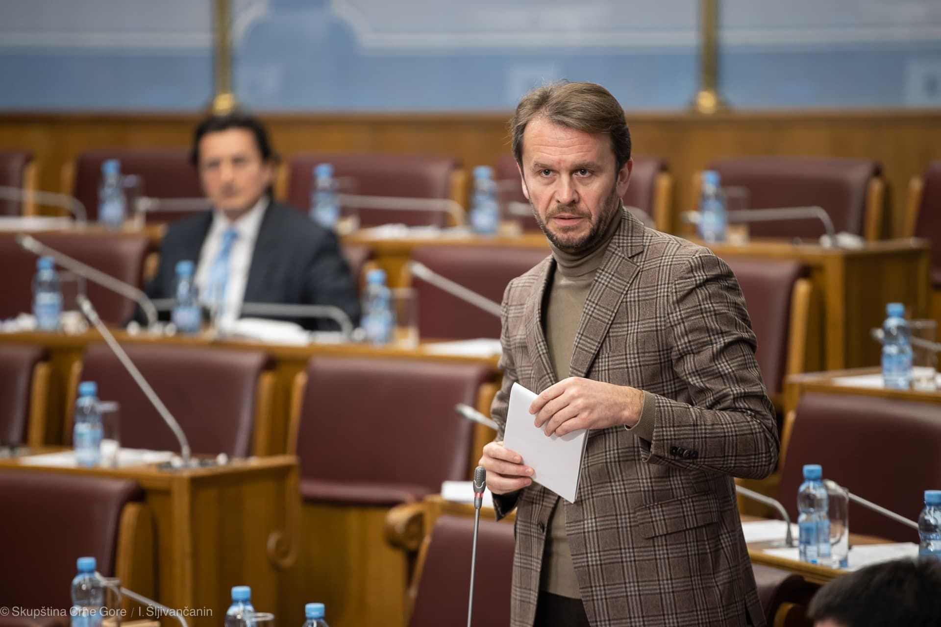 Konjević odgovorio Spajiću: Stalno ste odbijali prijedlog SDP koji danas afirmišete, cijena goriva rasla 19 puta