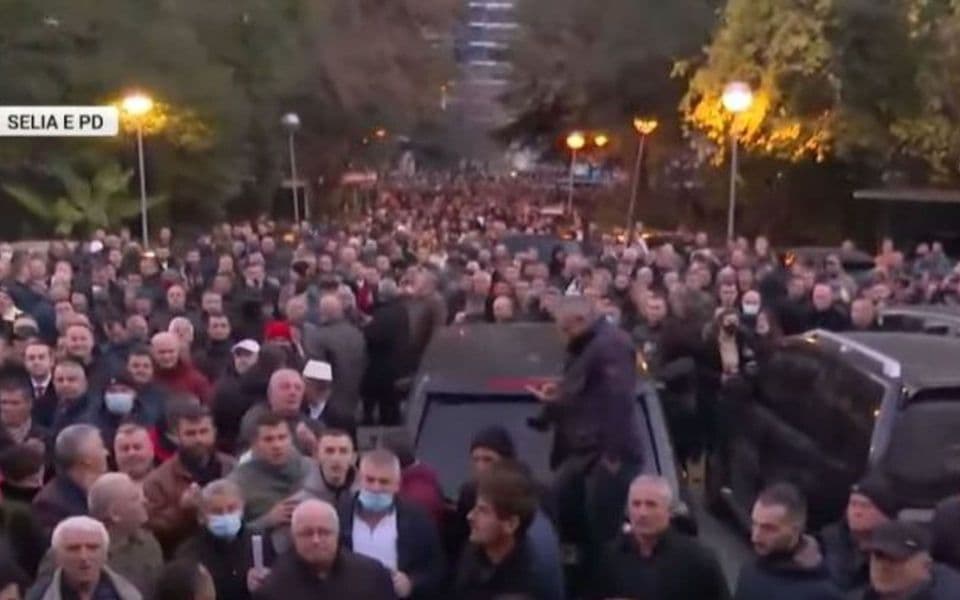 Protest u Tirani protiv Otvorenog Balkana i dolaska Vučića, zapaljena zastava Srbije