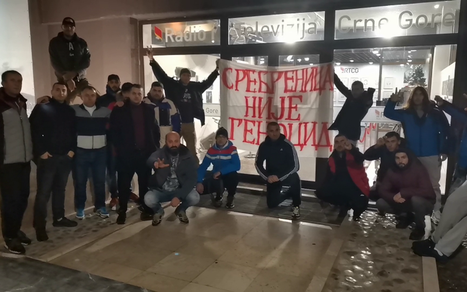 Protest ispred zgrade RTCG-a zbog filma “Quo vadis, Aida?”