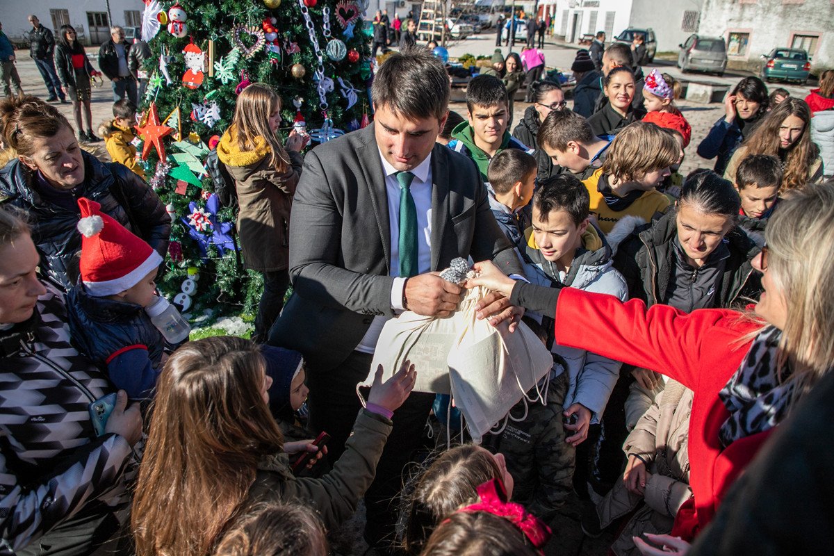 Djeca iz Šavnika s predsjednikom Opštine okitili jelku na trgu