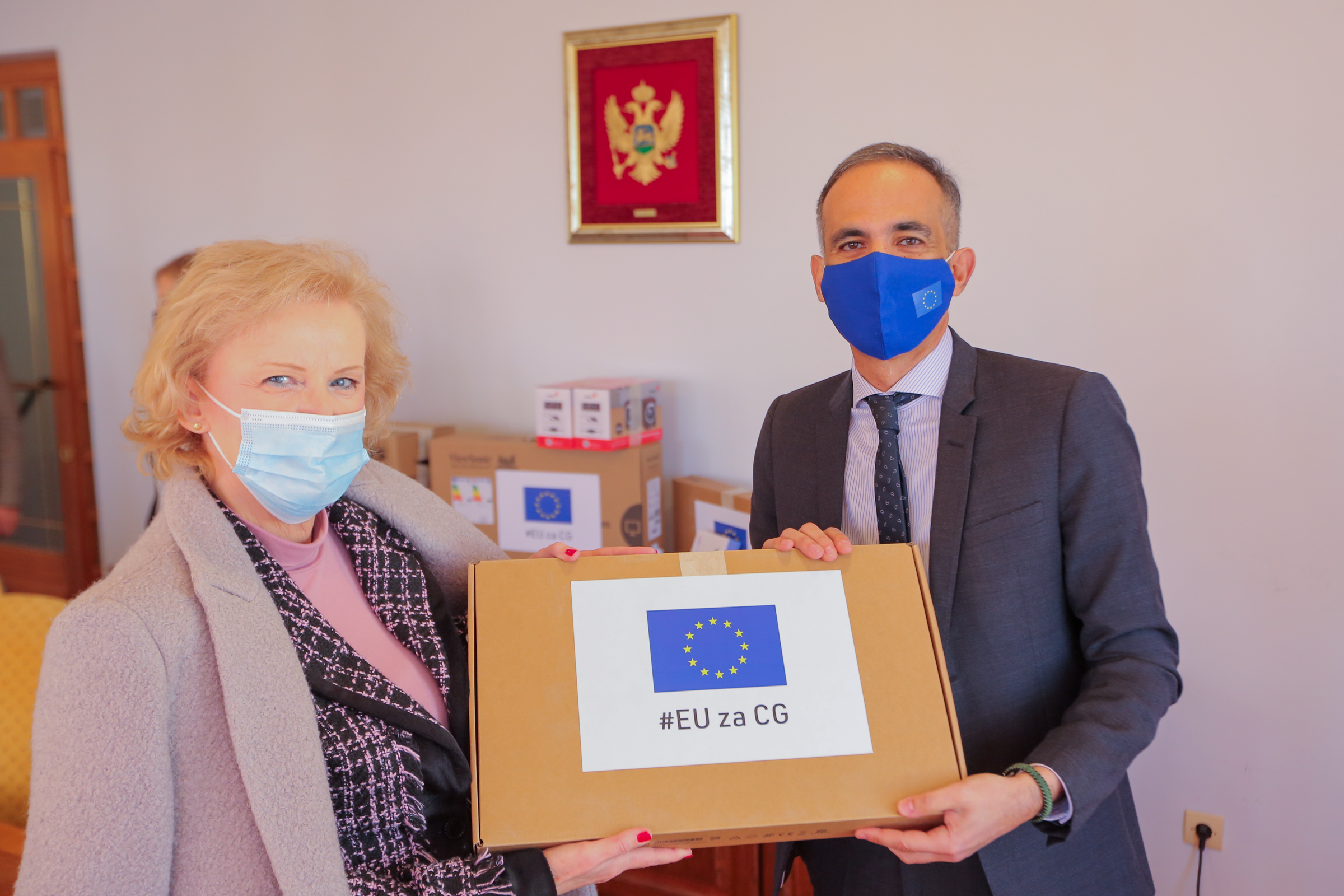 EU donirala kompjutere i novogodišnje paketiće Domu Mladost u Bijeloj
