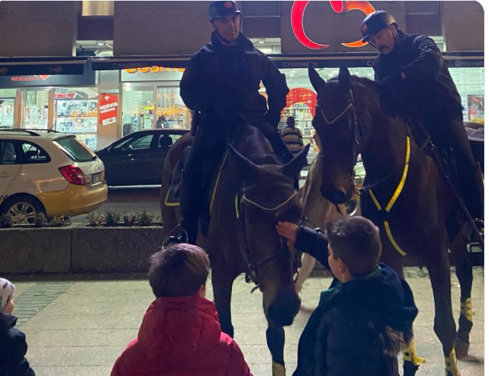 Konjička policija večeras patrolira ulicama Podgorice, djeca oduševljena