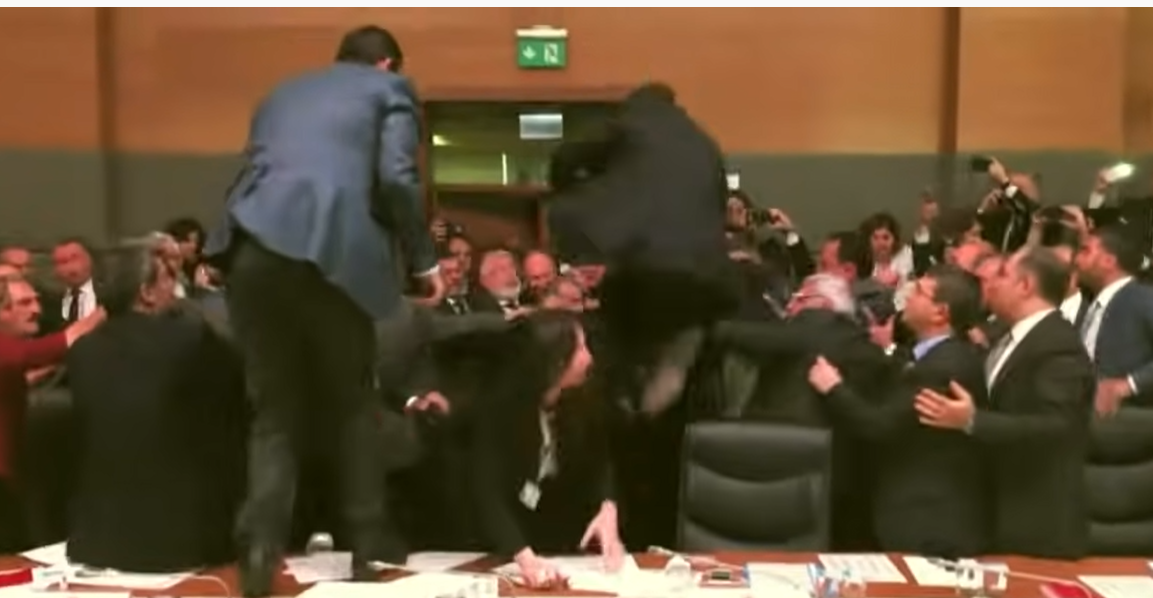 VIDEO: Opšta tuča u turskom parlamentu