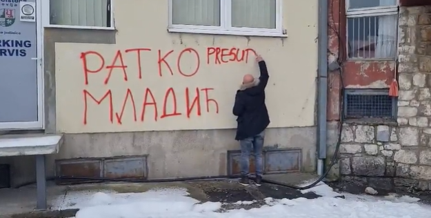 Pored grafita Ratku Mladiću dopisano – presuđeni ratni zločinac