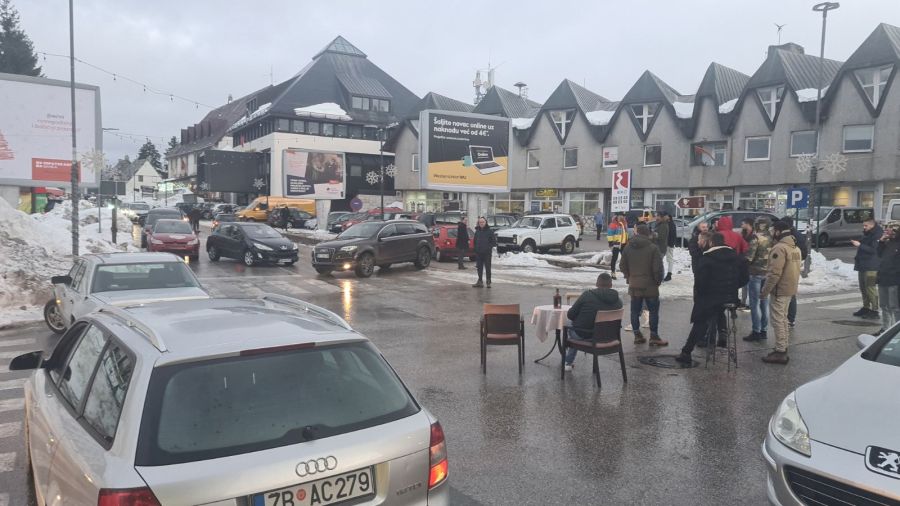 Žabljački ugostitelji blokirali saobraćaj zbog mjera
