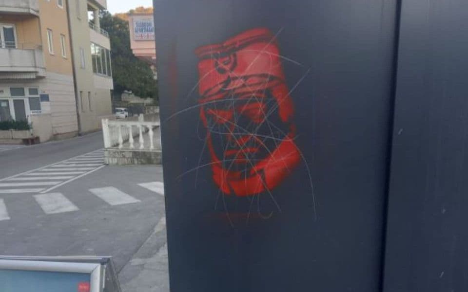 Grafit posvećen Mladiću osvanuo u Igalu