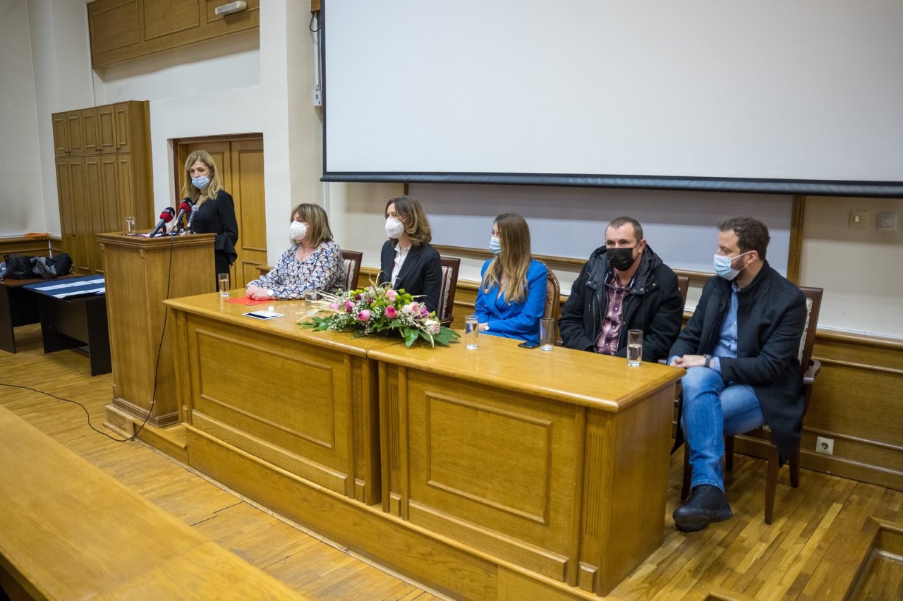 Komora nagradila najbolje u 2021. godini: U ime ljekara nagradu dobila djeca dr Eća, KCCG ustanova godine