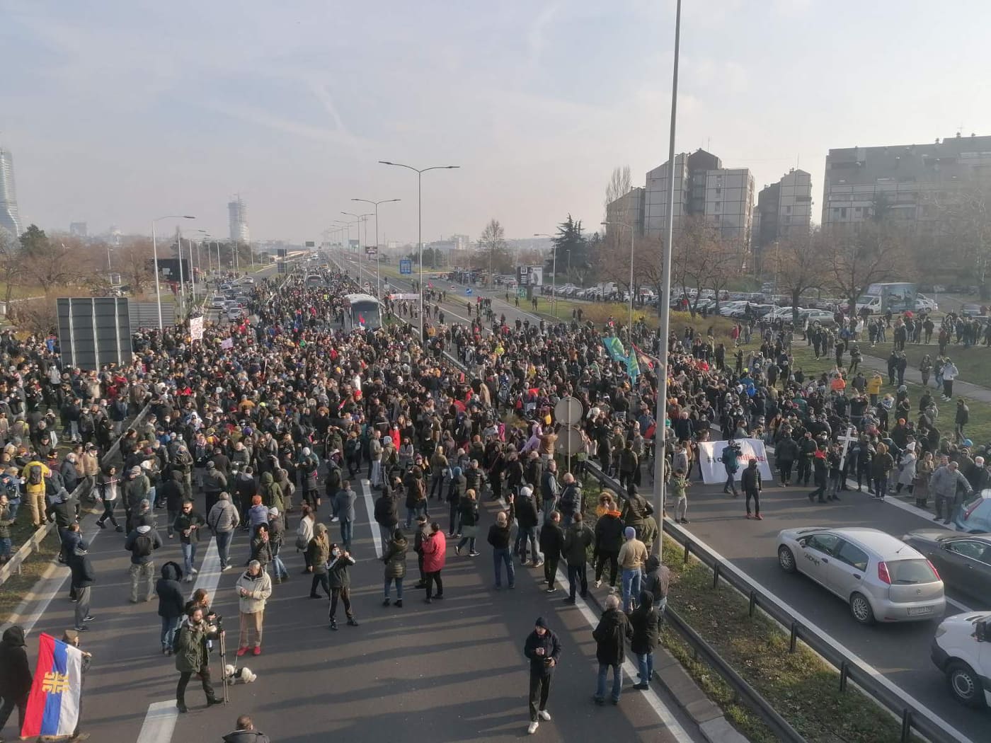 Blokade u 50 gradova širom Srbije obilježili incidenti: Tuča u Zemunu i Novom Sadu, maskirani huligani bakljama gađali demonstrante na Gazeli, vozač namjerno zgazio djevojku