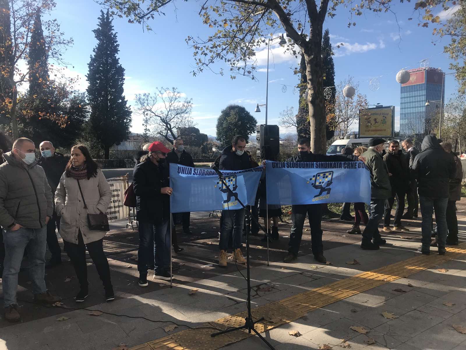 (FOTO) Ispred Skupštine protest sindikata