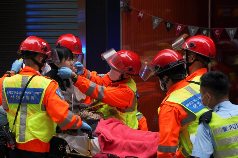 Velik požar u soliteru u Hong Kongu