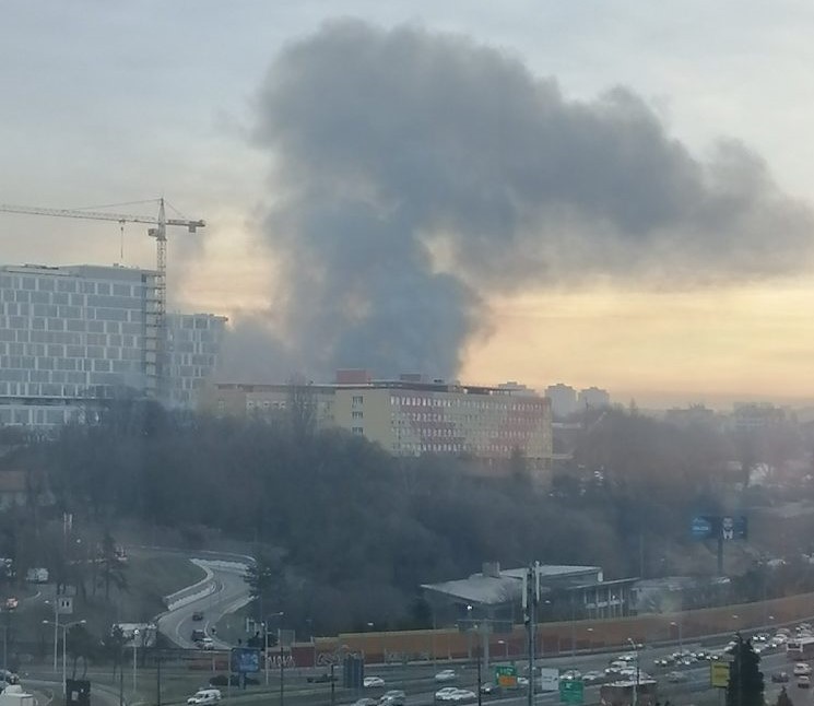 Požar u Kliničkom centru Srbije, gasi ga 26 vatrogasaca