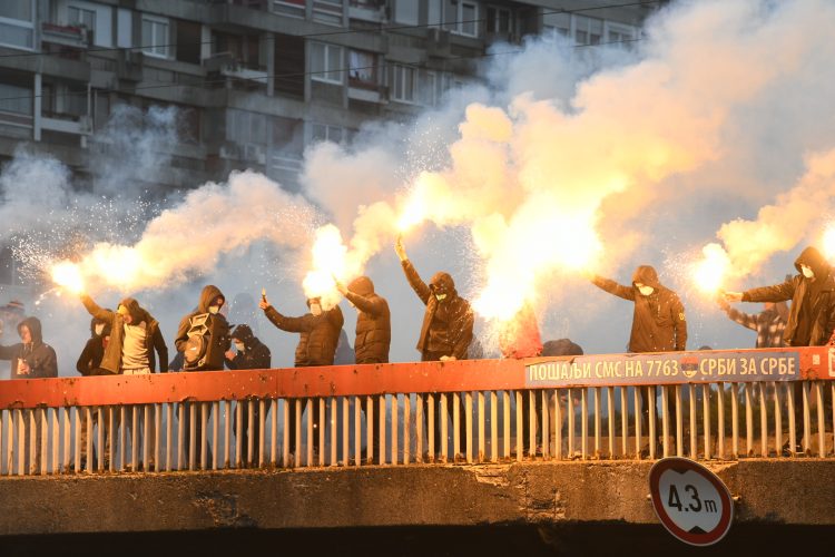Incidenti na protestima u Srbiji: Tuča u Zemunu, maskirani huligani bakljama gađali demonstrante na Gazeli, vozač namjerno zgazio djevojku