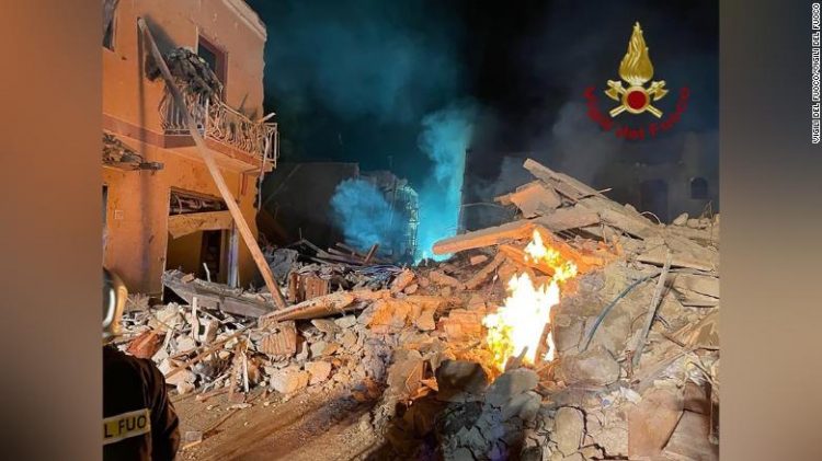 Srušila se zgrada u Italiji: Spasioci tragaju za žrtvama