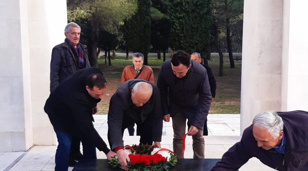 Delegacije DNP i JKP položile vijenac na spomen obilježje Partizanu borcu na Gorici