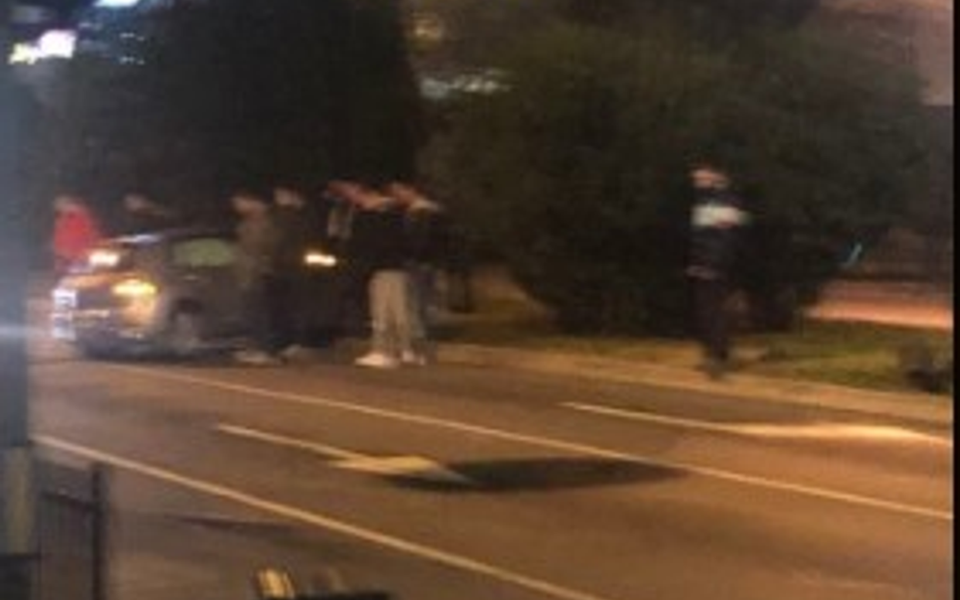 Udes u Podgorici: Srušio semafor i uletio u suprotnu traku bulevara