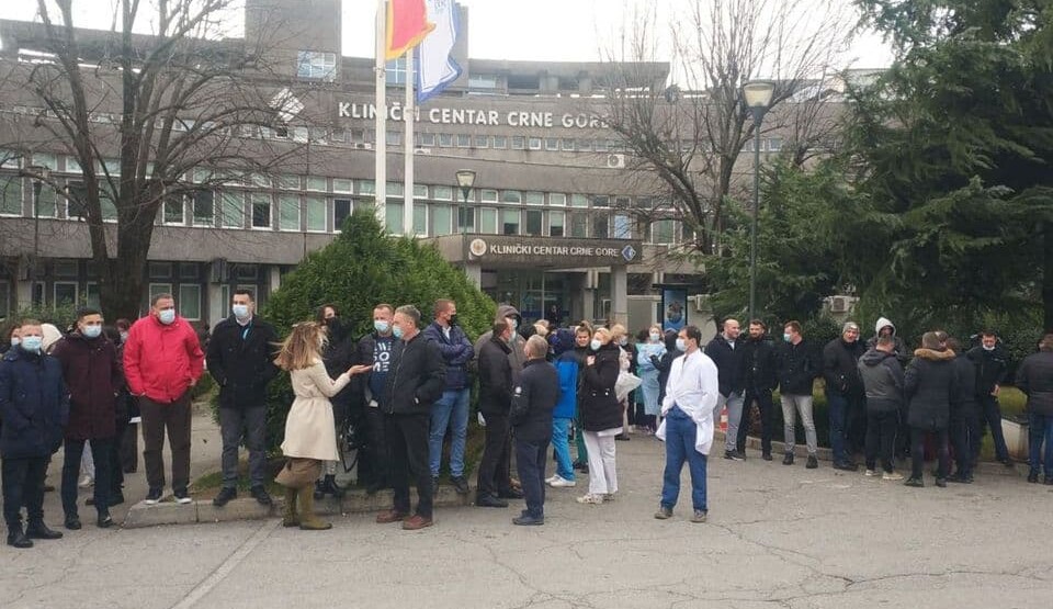 Protest ispred KCCG: Ekonomista će imati platu kao medicinska sestra