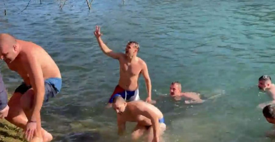 VIDEO: Stanivuković plivao za Časni krst, ali se povrijedio u vodi, reagovala Hitna