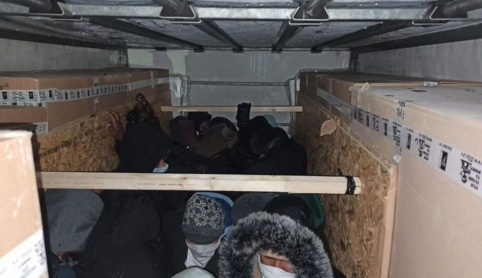 Carinici na granici sa Mađarskom pronašli 24 migranta skrivena u kamionu