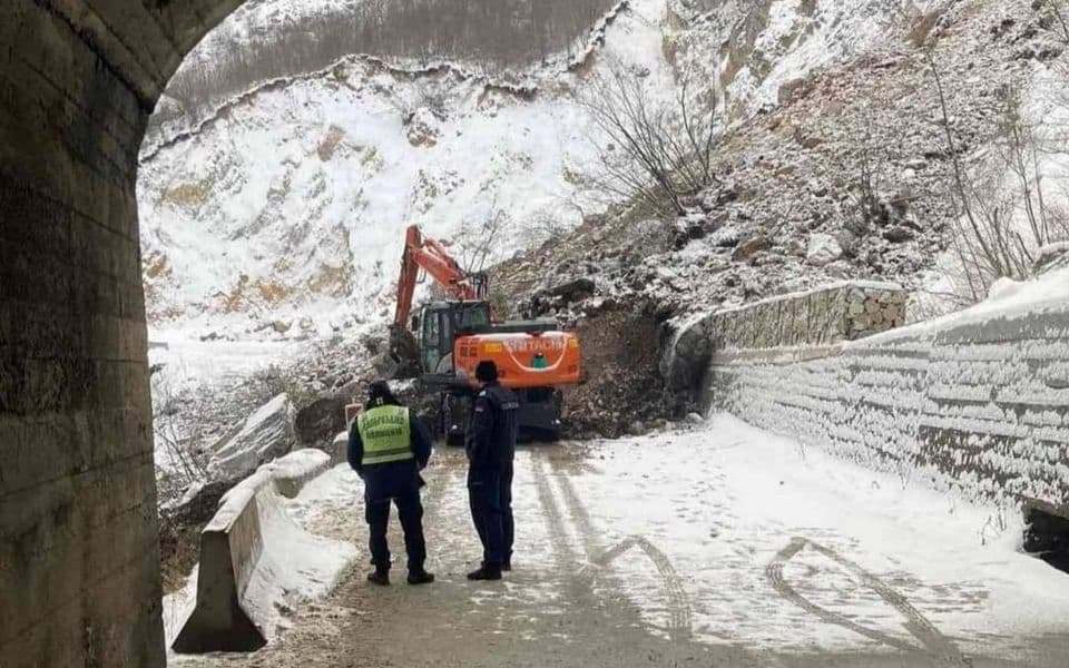 Odron između Brodareva i Gostuna, u Crnu Goru samo preko Jabuke