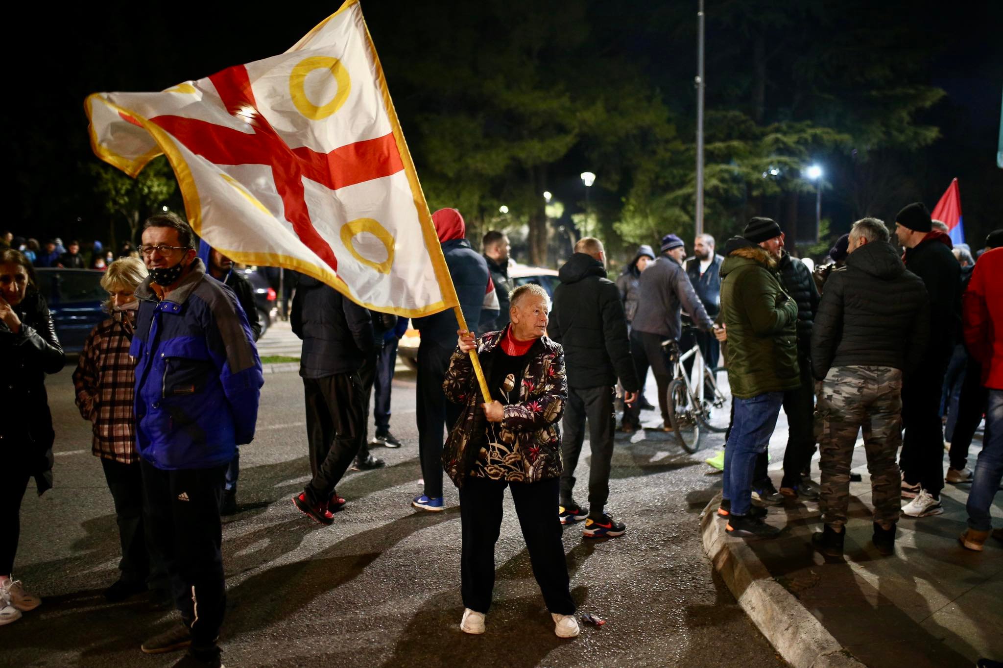 VIDEO, FOTO: Protest ispred Vlade, traže smjenu Abazovića, blokirali bulevar, nastavljaju sjutra