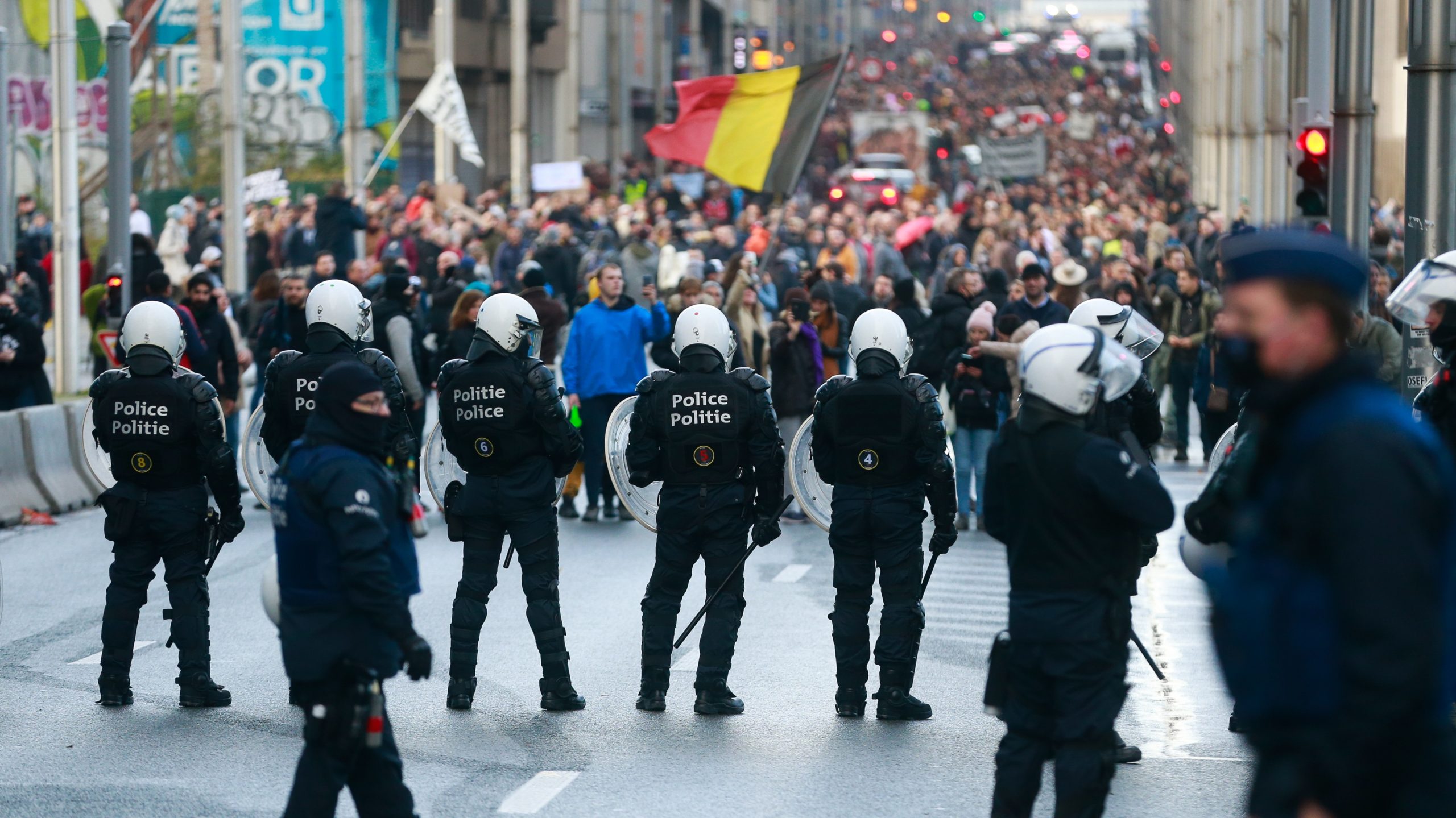 U Briselu 5.000 osoba protestovalo protiv kovid propusnica i obavezne vakcinacije